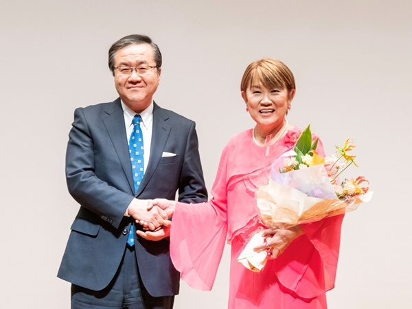 「山下敏彦理事長より花束の贈呈」