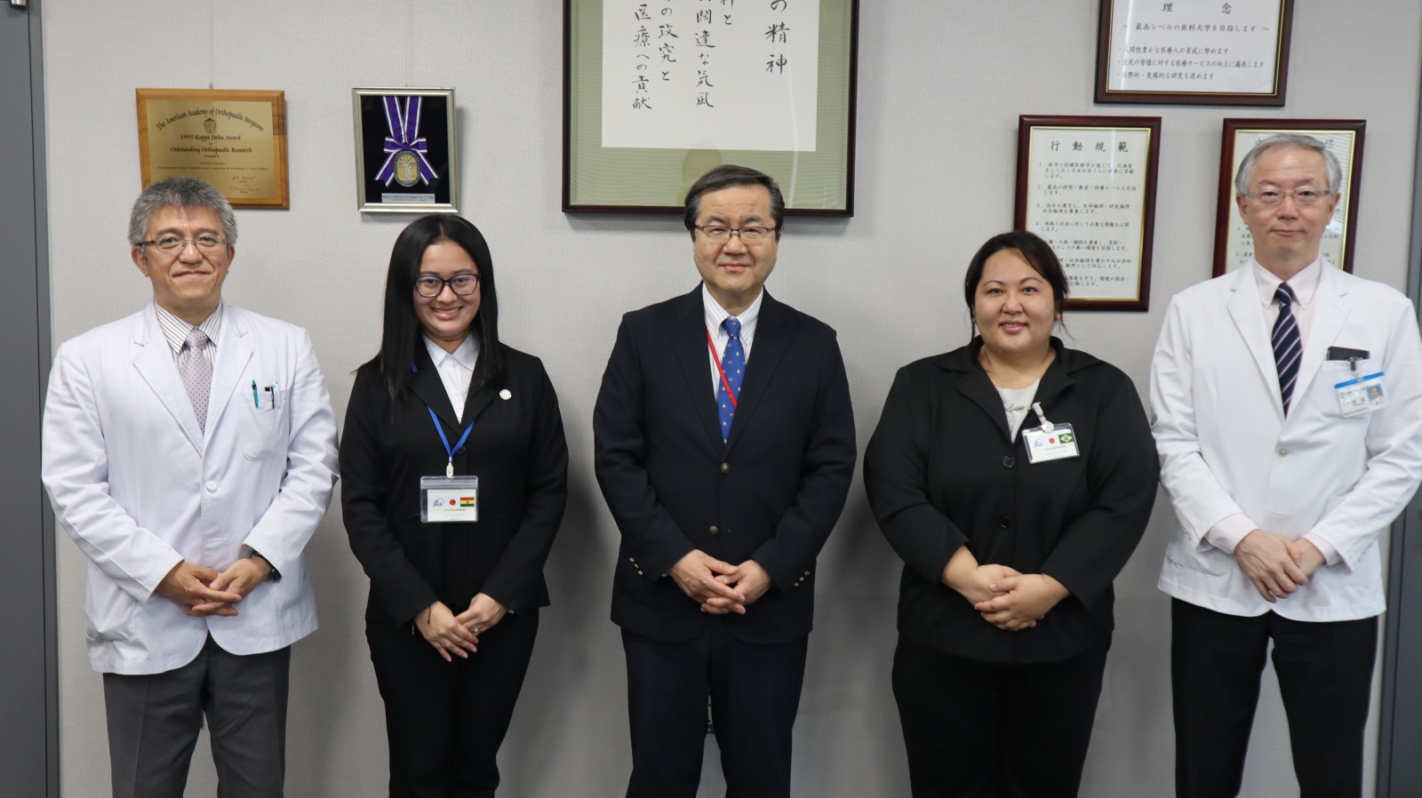 左から：仙石教授(作業療法学科長)、伊藤さん、山下学長、川上さん、渡邉教授(理学療法学科長)