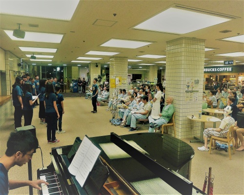 台北医学大学合唱団による病院ロビーコンサートの様子
