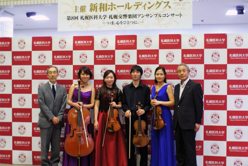 左から、塚本 泰司学長、札幌交響楽団の皆様、新井 修代表取締役社長