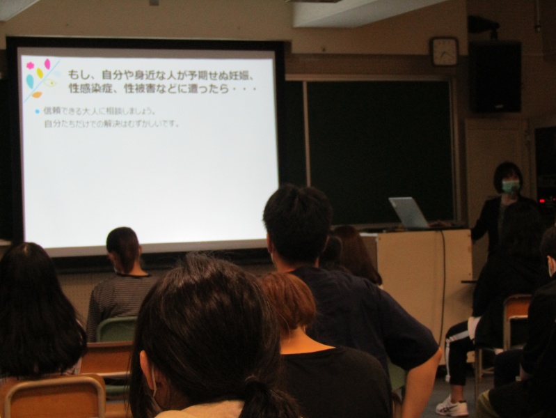 前田講師の講演の様子と、受講する札幌西高校の皆さん