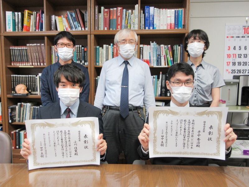 前列左：小川佳寛（医学部4年生）さん、前列右：平中秀治（医学部4年生）さん、後列左から、篠崎　淳助教、長峯　隆教授、臼井　桂子講師