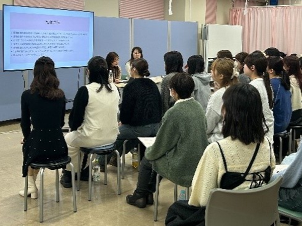 助産学専攻在学生による講話の様子（ビギナー編）