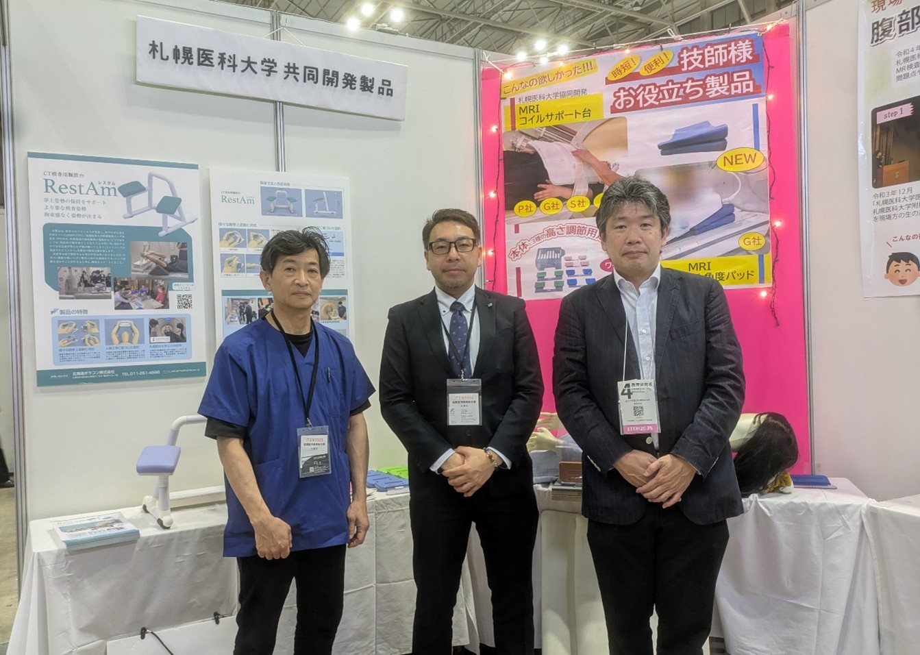 （有）北海化成工業所　代表取締役　伊吹敦氏（左）、北海道ポラコン（株）代表取締役・中島康成氏（中央）、札幌医大担当者（右）