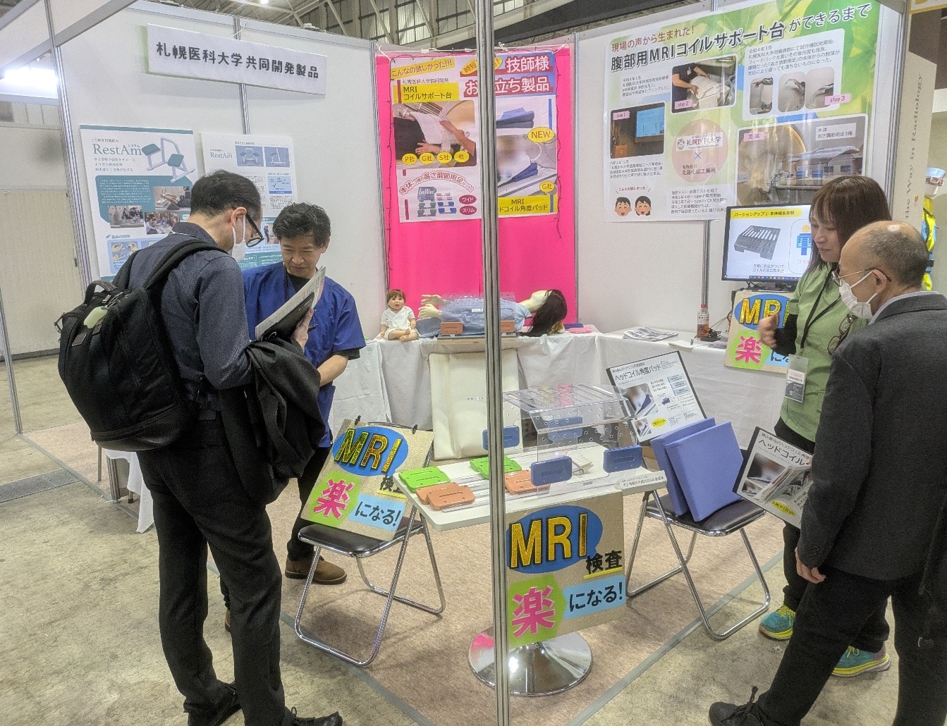 （有）北海化成工業所　代表取締役　伊吹敦氏（左）、製品開発部　櫻井美果氏（右）による「高さ調節できる腹部用MRIコイルサポート台」の製品説明