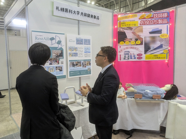 北海道ポラコン（株）　代表取締役　中島康成氏による「CT検査用腕置台RestAm（レスタム）」の製品説明