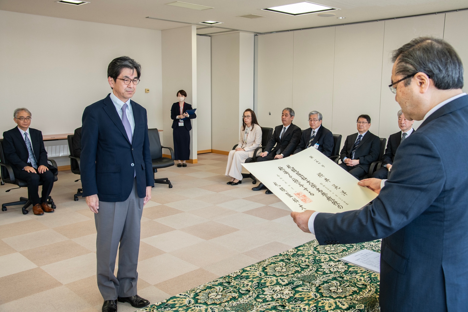 証書授与の様子（櫻井名誉教授）