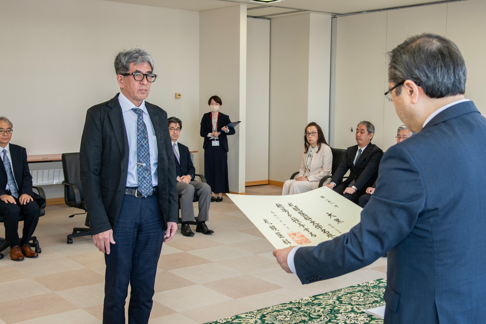 証書授与の様子（大黒名誉教授）