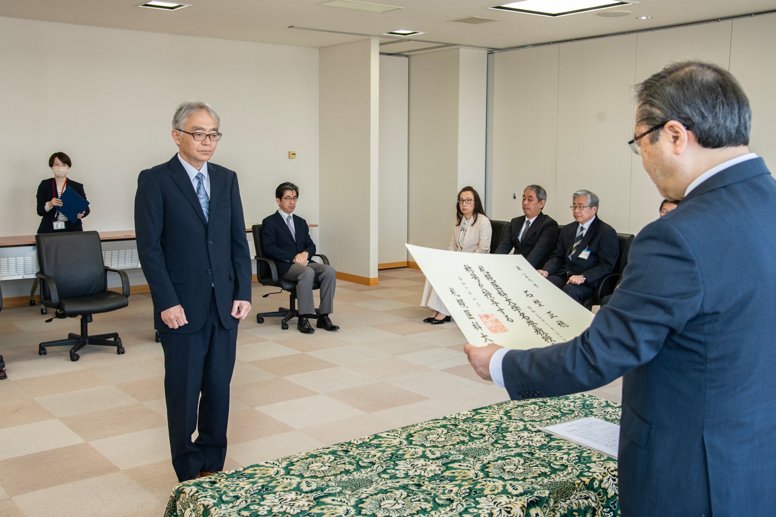 証書授与の様子（石埜名誉教授）