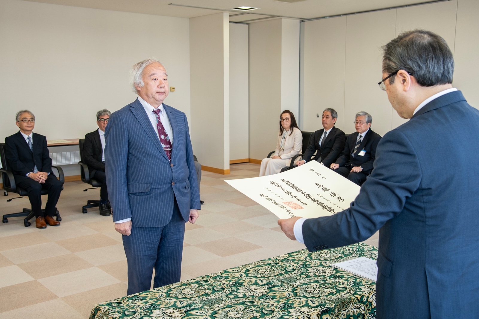 証書授与の様子（鳥越名誉教授）