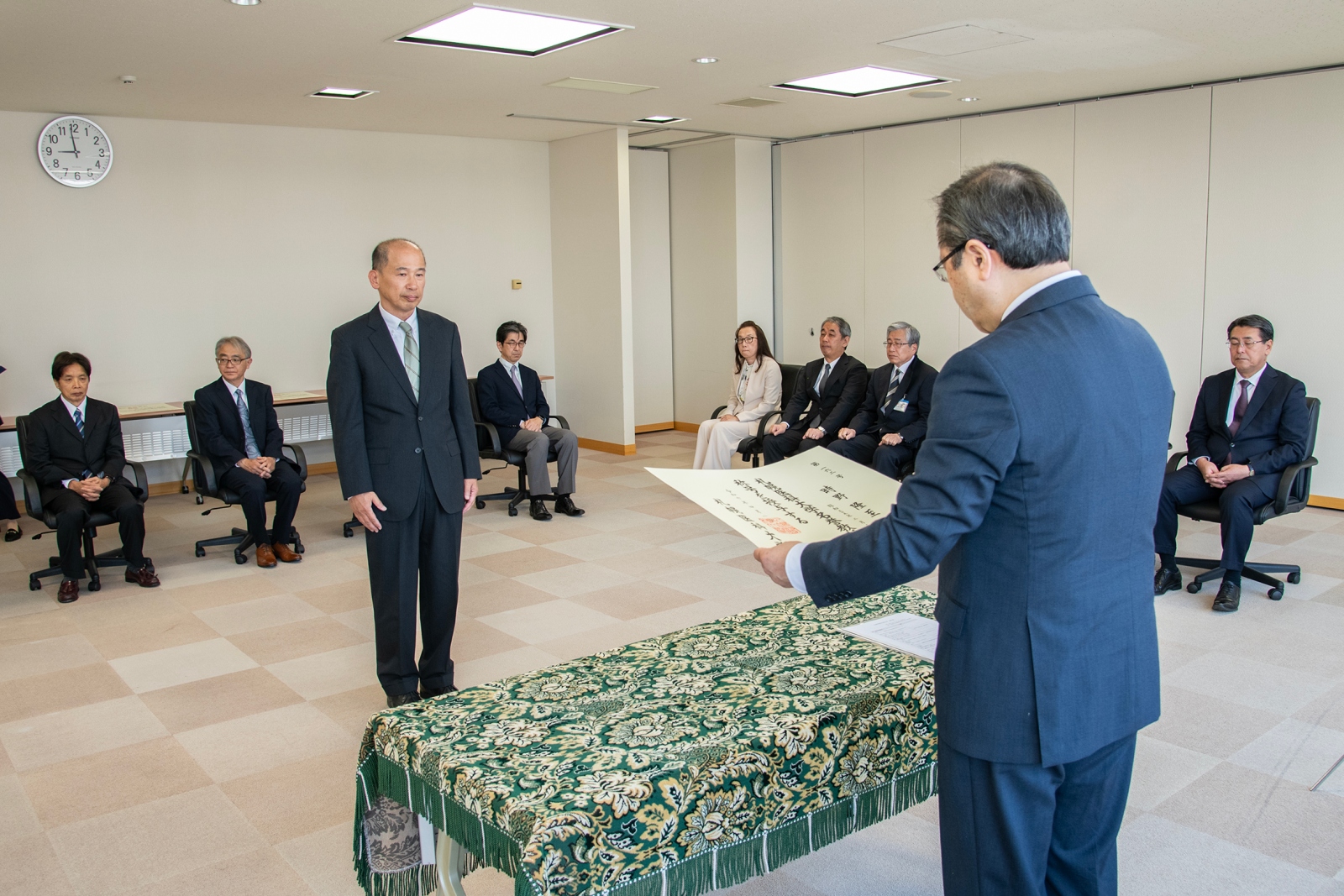証書授与の様子（時野名誉教授）