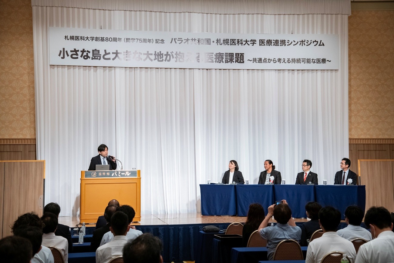 【パネルディスカッション】　左から辻教授、通訳、パラオ・コミュニティ・カレッジ キタロング副学長、稲葉医師、JICA緒方貞子平和開発研究所 瀧澤研究員