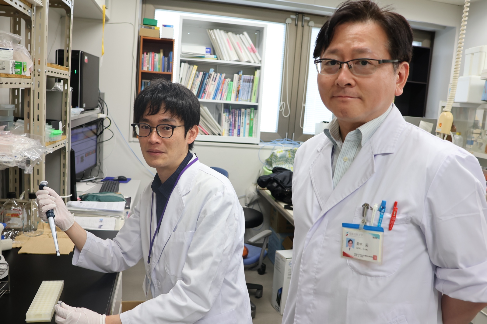 札幌医科大学医学部生化学講座分子生物学分野　石黒一也助教（左）・鈴木拓教授（右）