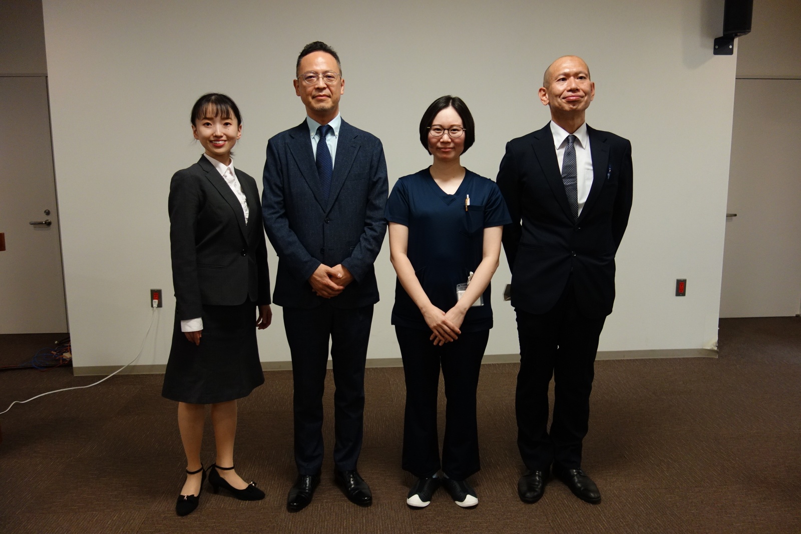 セミナー終了後、講演された先生方の集合写真を撮影しました。左から、札幌医科大学附属病院 認定遺伝カウンセラーの鈴木さん、札幌医科大学医学部 内科学講座 腫瘍内科学分野の髙田教授、市立釧路総合病院 病理診断科の瀬川診療部長、市立釧路総合病院の鈴木副院長です。