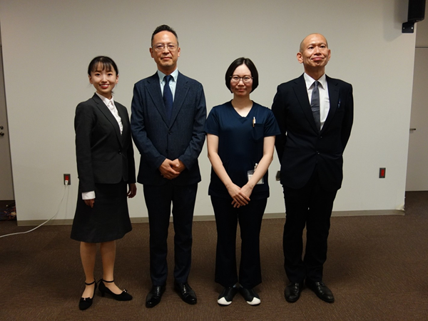 セミナー終了後、講演された先生方の集合写真を撮影しました。左から、札幌医科大学附属病院 認定遺伝カウンセラーの鈴木さん、札幌医科大学医学部 内科学講座 腫瘍内科学分野の髙田教授、市立釧路総合病院 病理診断科の瀬川診療部長、市立釧路総合病院の鈴木副院長です。