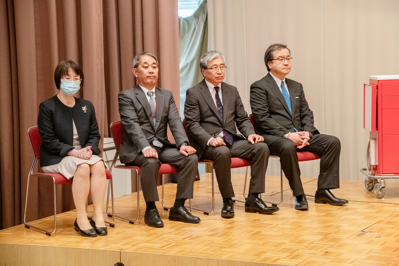 左から工藤看護部長、石田理事、渡辺病院長、山下理事長・学長