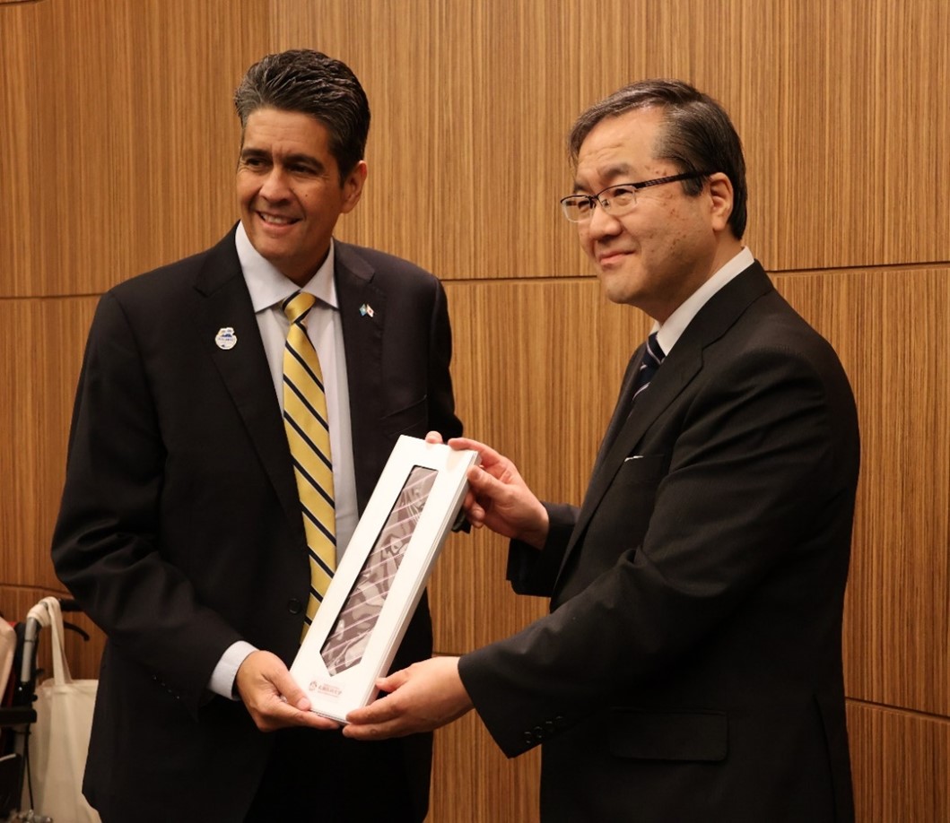 山下理事長・学長より札幌医科大学オリジナルネクタイなどが贈呈されました。