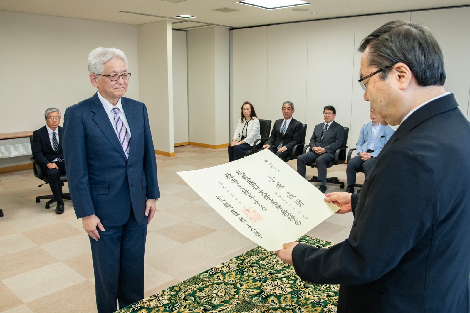 証書授与の様子（小塚名誉教授）