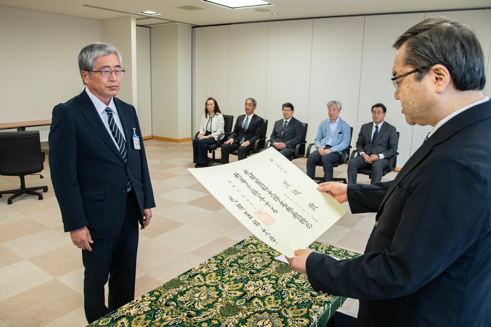 証書授与の様子（渡辺名誉教授）