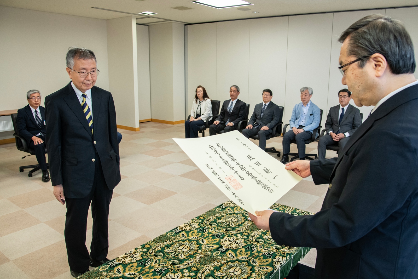 証書授与の様子（坂田名誉教授）