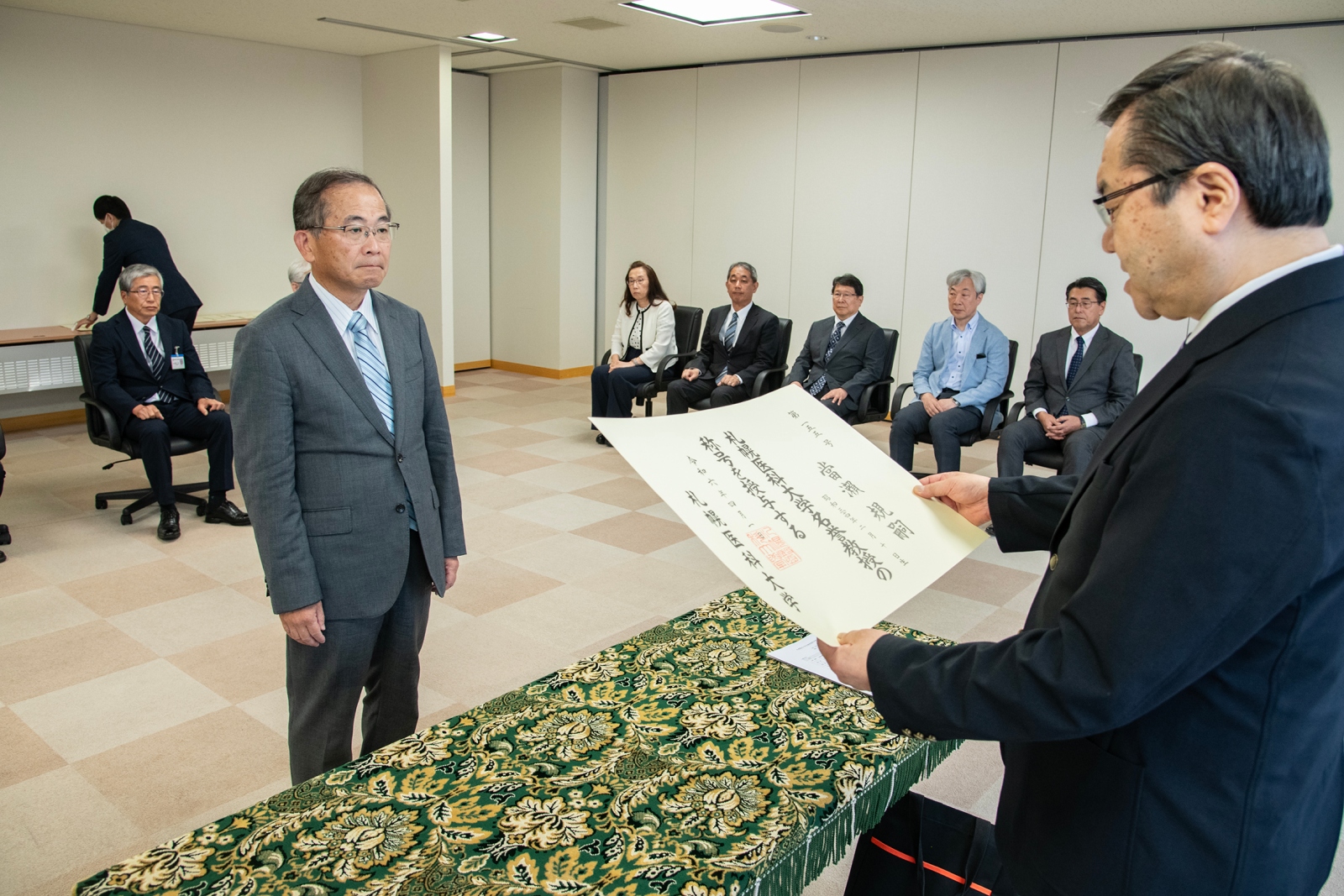 証書授与の様子（當瀨名誉教授）