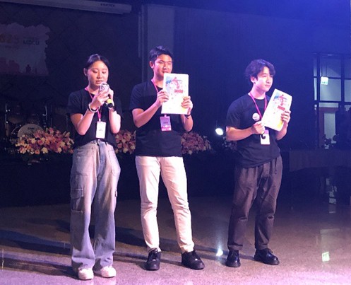 写真2．IMSPQ 2025（タイ・バンコク）にてPQJ online 2025の宣伝を行う駒林、井上、小島の3名  