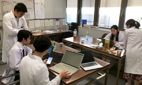 写真7．大会中の一幕(1): 大会の進行を行う運営