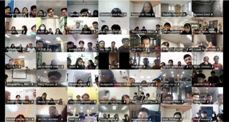 写真8．大会中の一幕(2): 問題を解く参加者たち