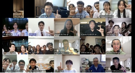 写真9．閉会式における記念撮影（参加者の”Jサイン”はPhysiology Quiz in “Japan”を表しています）