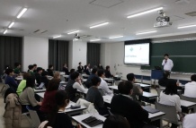 写真8．報告会の様子。報告者は田代先生