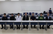 写真9．左から、長岡さん、山本さん、田代先生、山下学長、江夏先生、石さん、山蔭国際交流部長