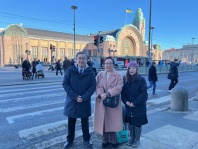 写真1．ヘルシンキ中央駅を背景に、左から、山下学長、鷲見教授、久末先生