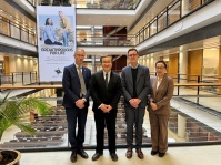 写真5．ヘルシンキ大学Biomedicumセンターにて、左からRenkonen教授、山下学長、Puustinen理事長、鷲見教授