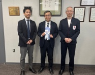 写真6．左から戸田講師、山下学長、渡邉教授