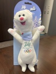 写真8．ミラノ・コルティナ五輪マスコット、ティナ