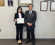 写真9．國寄さんの学長表敬訪問、中国医薬大学のcertificationを手に