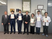 写真12．受講生メンバーの学長表敬訪問。終了証を手に、左から石田理事、渡邊さん、小林さん、山下学長、小沢さん、黒川さん、佐々木さん