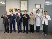 写真13.　札幌医大のイニシャル「S」のポーズを決めるメンバー