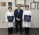 写真1．左からJung Jiwonさん、山下学長、Ok Dakyeongさん