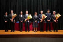 写真4．高橋教授、宇原教授、畠中教授、小島教授への花束贈呈