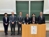 写真8．左から永石教授、齋藤医学部長、山下学長、筧先生、辻教授、渡辺病院長