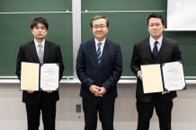 写真5．左から保坂先生、山下学長、上村先生
