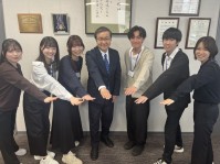 写真6．左から川原さん、柳澤さん、永井さん、山下学長、坂野さん、小笠原さん、秋山さん