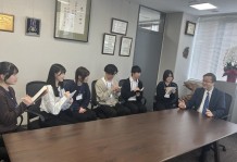 写真7．インタビューの様子（於：理事長・学長室）