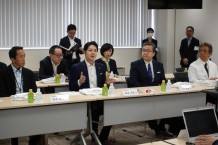 写真14.ニプロ再生医療研究開発センターの概要説明において発言する鈴木知事
