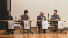 写真21.シンポジストによる総合討論. 左から、上出心理士、川本看護師、松下OT、西部PT