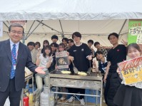 写真4.部活出店(バドミントン部)