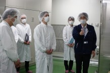 写真15.細胞調製設備や工程について説明を受ける鈴木知事