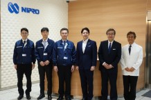 写真16.左からニプロ(株)富井事業戦略部長、笹山再生医療研究所長、 山形執行役員本部長、鈴木知事、山下学長、本望教授