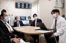 写真17.数馬教授(集中治療学講座)より遠隔ICUについて鈴木知事に説明